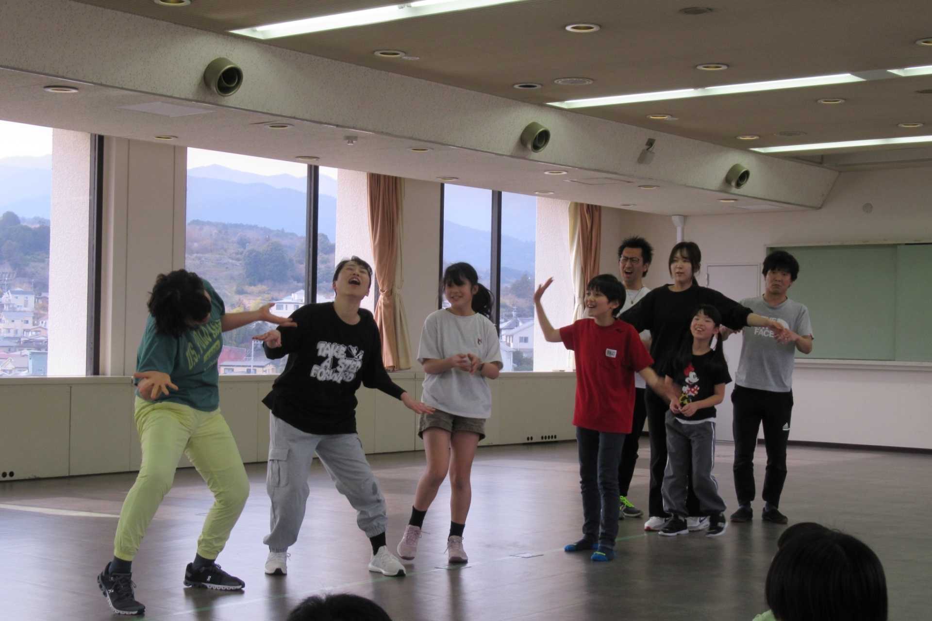 「小田原にはこんなに素敵な人たちがいっぱい住んでいます」 濃密な数ヶ月を過ごした22人が、その成果と体験をシェアする舞台。/「劇場留学~『モモ』と音楽の旅~」